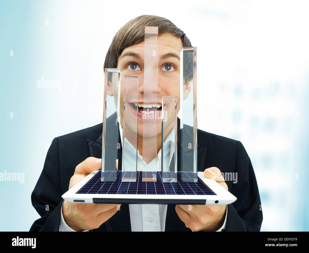 Feliz empresario sosteniendo un iPad con un gráfico de barras vidriosas, imagen simbólica para la economía, el crecimiento, la ganancia, la recuperación económica Foto de stock