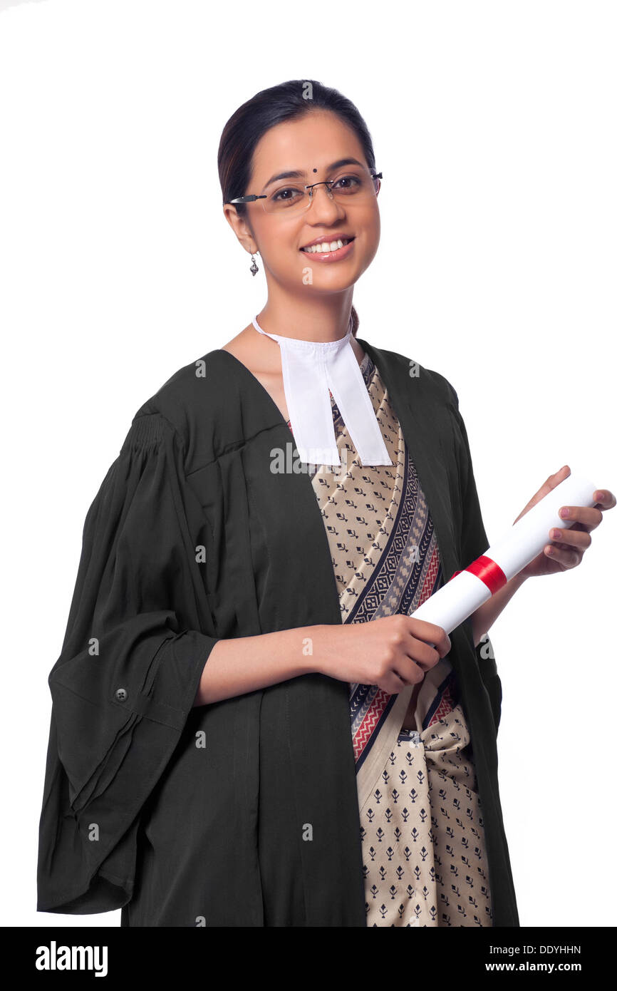 Retrato de mujer abogado que posea el grado aislado sobre fondo blanco. Foto de stock
