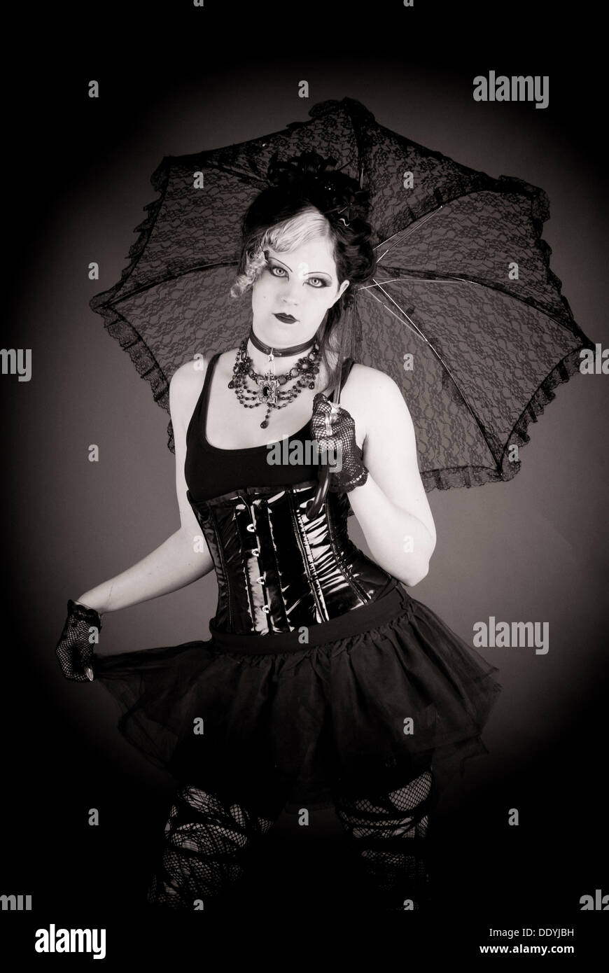 Mujer, de estilo gótico, estilo retro, de pie, serio, paraguas Fotografía  de stock - Alamy