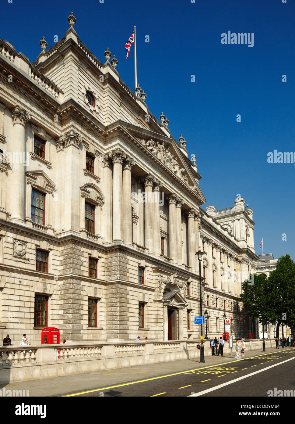 El HM Revenue & Customs, la Oficina y el Departamento de Cultura, Medios y Deportes, Whitehall, Londres. Foto de stock