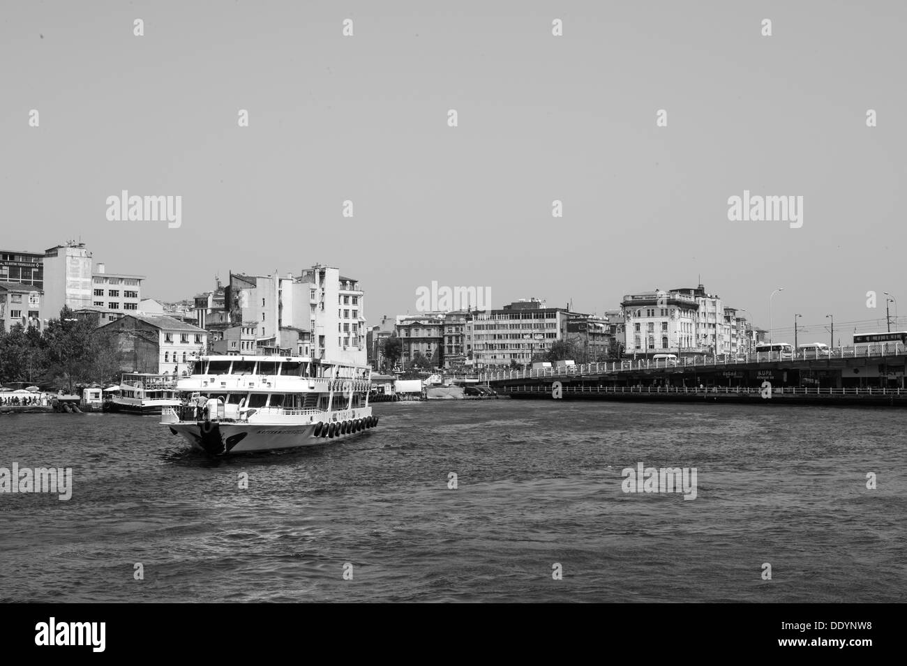 Excursión en barco por el Río Bosphorus Istanbul con el puente de Galata en el fondo. Foto de stock
