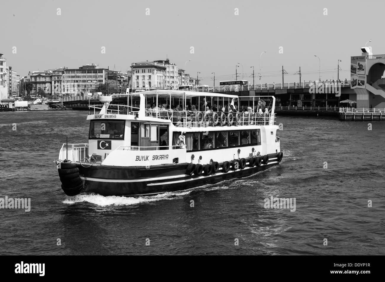 Excursión en barco por el Río Bosphorus Istanbul con el puente de Galata en el fondo. Foto de stock