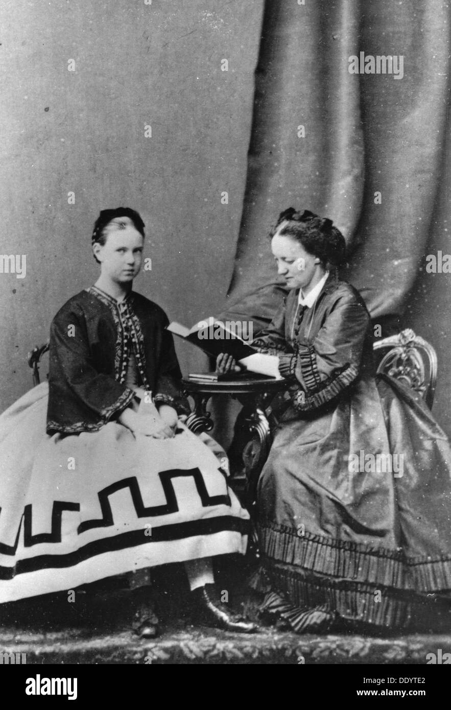 La Gran Duquesa María Alexandrovna de Rusia con Anna Tyutcheva, 1864. Artista: Desconocido Foto de stock