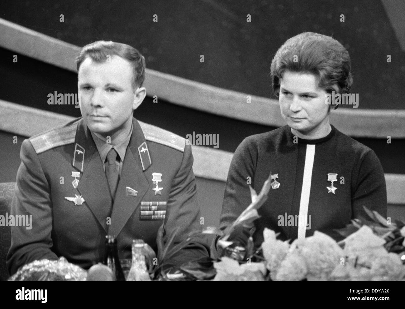 Yuri Gagarin y Valentina Tereshkova, cosmonautas rusos, de 1963. Artista: Anon Foto de stock