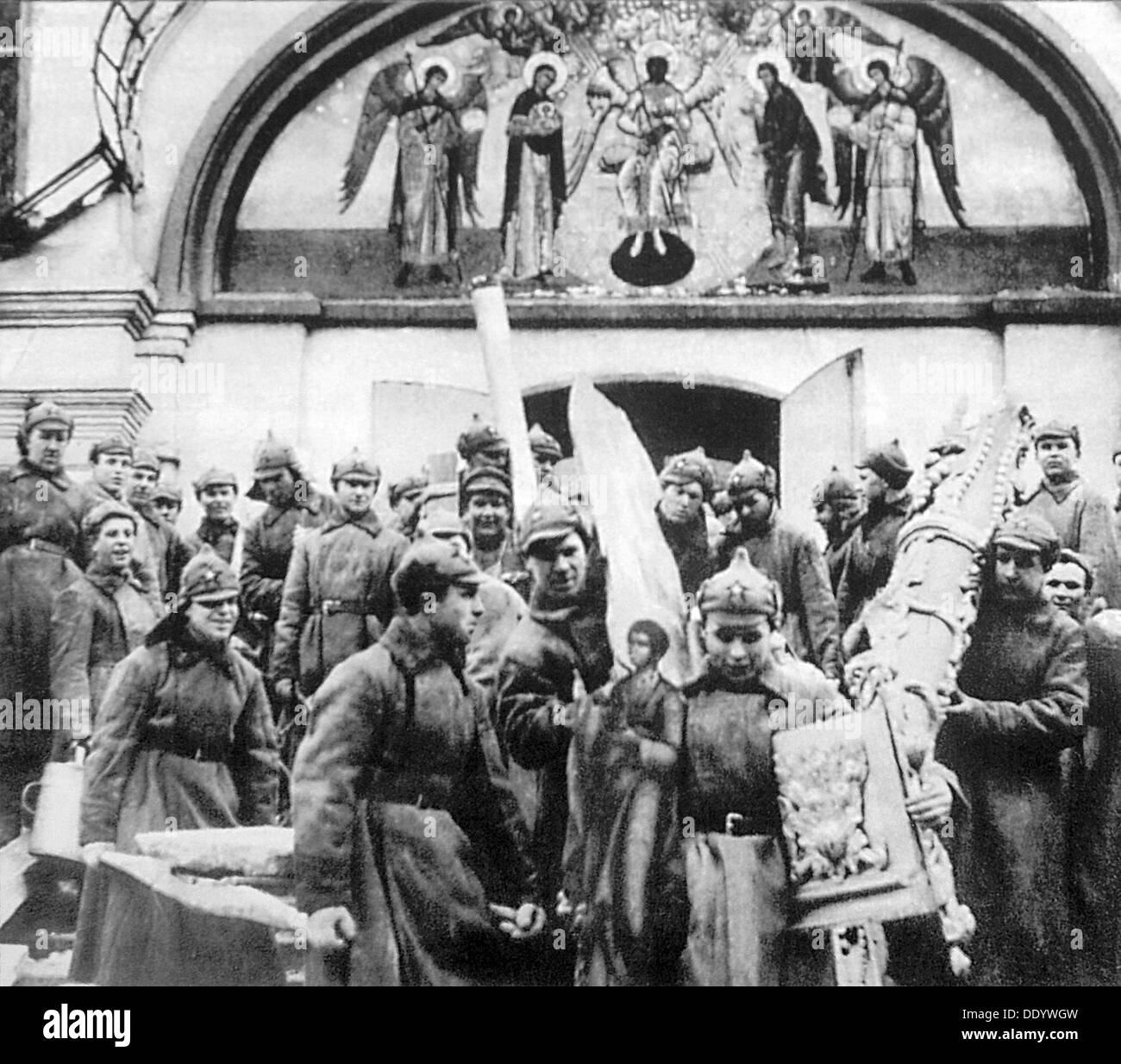 Los hombres del Ejército Rojo confiscar los tesoros de la iglesia del monasterio Simonov, Moscú, URSS, 1925. Artista: Anon Foto de stock