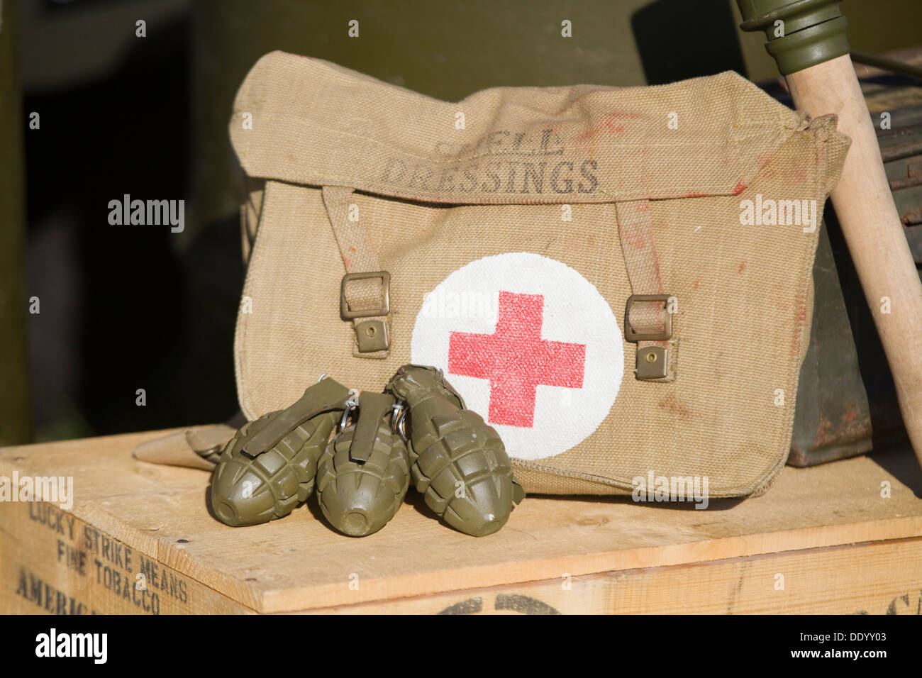 Vintage WW11 Cruz Roja Campo Militar estadounidense Bolsa vestidor con  granadas de mano en una jaula de madera Fotografía de stock - Alamy