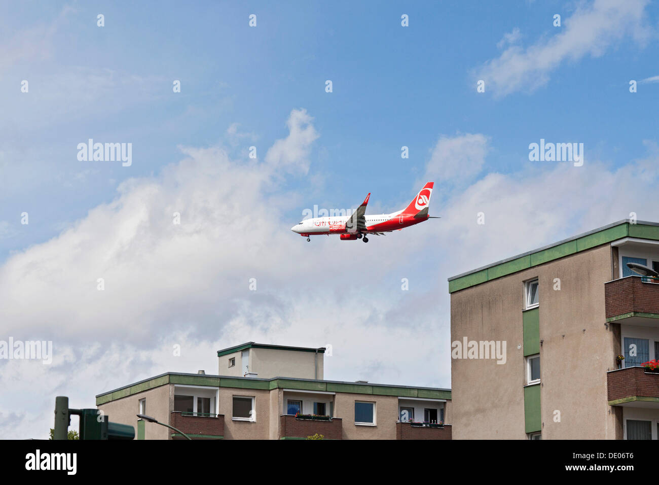 Avión de pasajeros, Air Berlin, llegando al aeropuerto, volar por encima de los edificios residenciales, el ruido de las aeronaves, Berlín Foto de stock