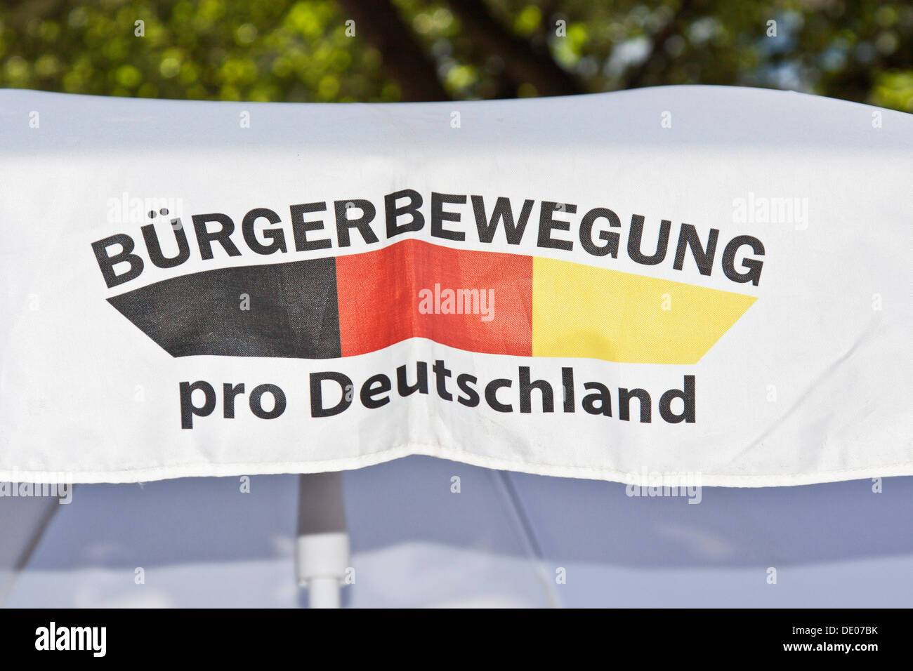 La sombrilla con el logo del Pro Alemania Movimiento Ciudadano, manifestación contra los salafistas, delante del 18.8.2012 Foto de stock