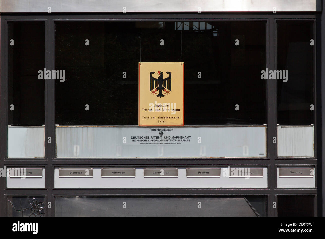 Firmar, ventana sucia, rotulación 'Deutsches Patent- und Markenamt', 'Alemán para la Oficina Alemana de Patentes y Marcas', con una Foto de stock