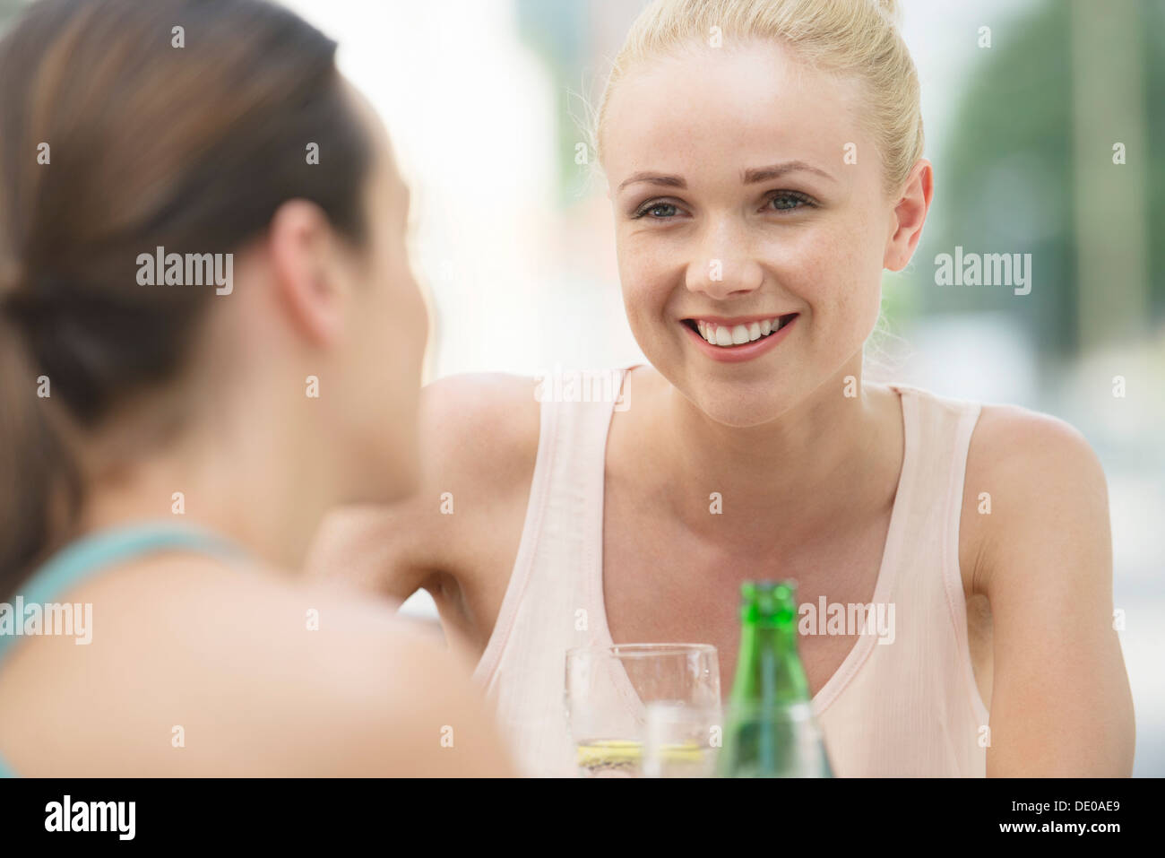 Las mujeres chatear y tener bebidas Foto de stock