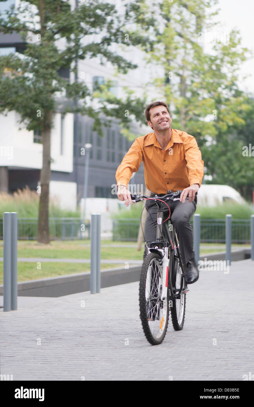 Hombre en bicicleta Equitación traje de negocios Foto de stock