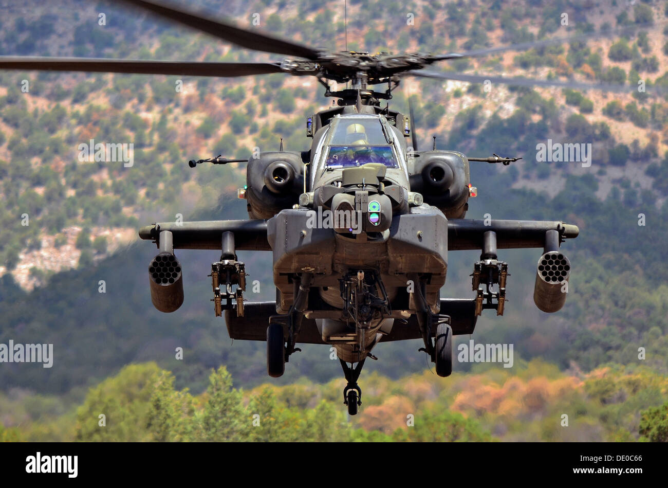 Un ejército de los EE.UU. helicópteros de ataque Apache AH-64 participa en una demostración de la investigación por el Departamento del Interior, 16 de julio de 2013 fuera de Canon City, CO. Foto de stock