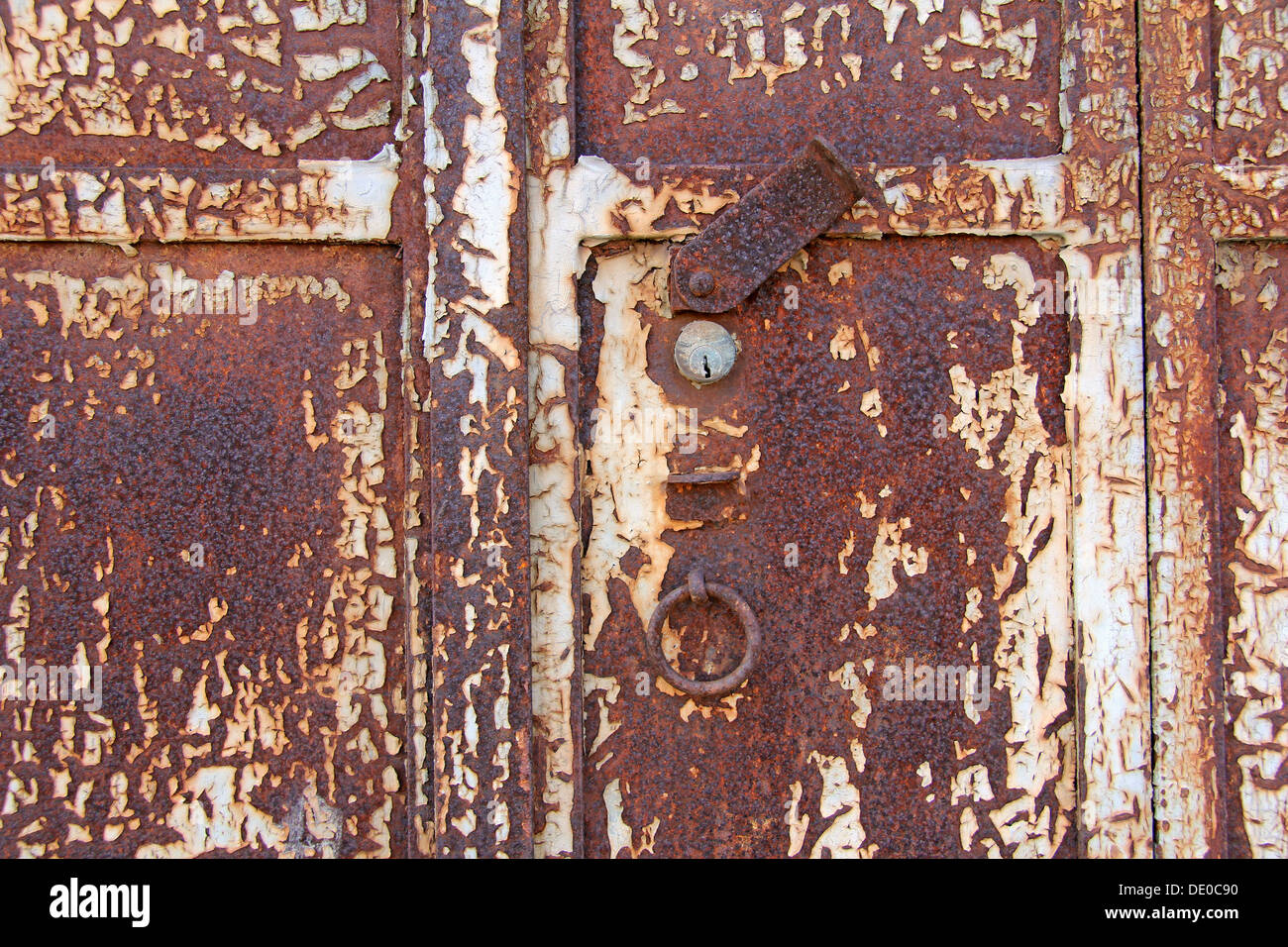 El hierro viejo, oxidado con puertas blancas hervidas Foto de stock