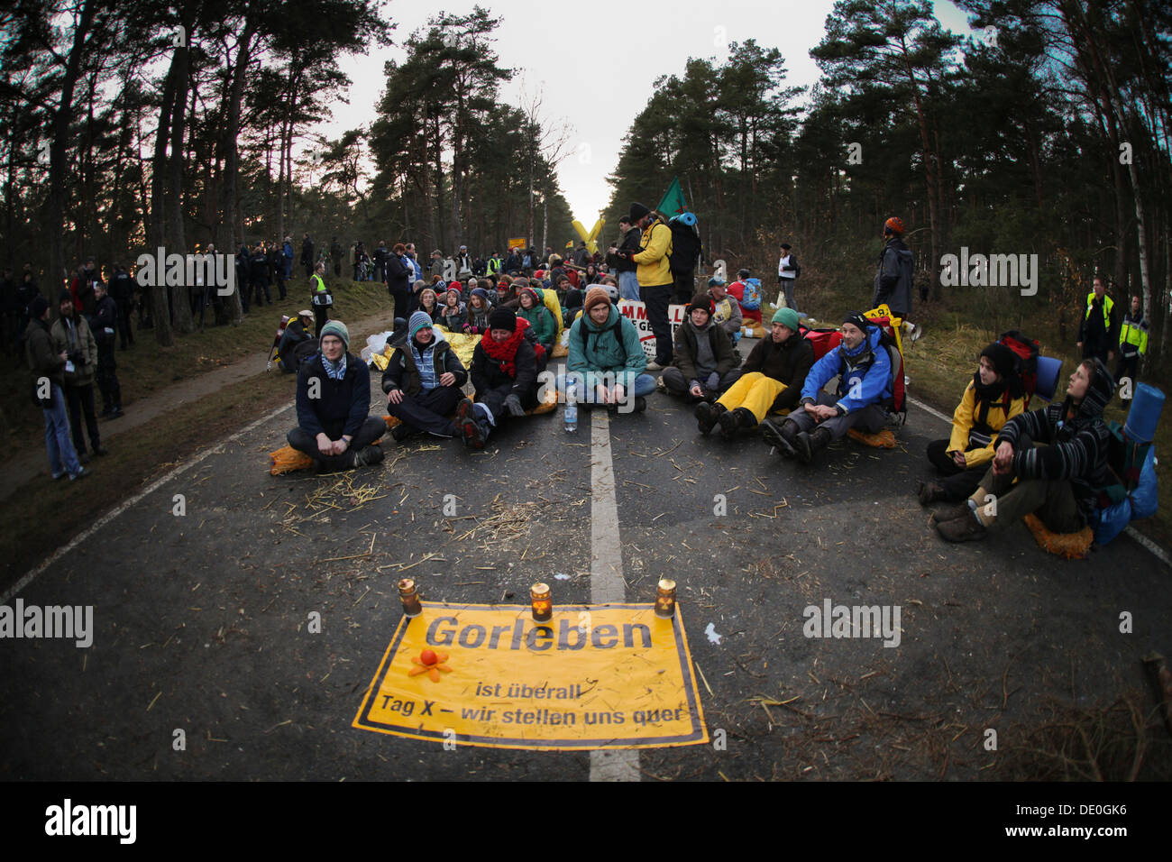 Protesta antinuclear por x1000-mal-quer en la región de Wendland, manifestantes antinucleares, ocupando la entrada a Gorleben, sitio Foto de stock