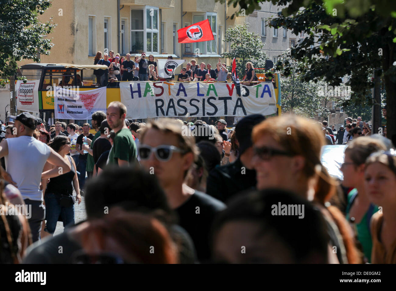Protesta contra una manifestación del partido populista de derecha Pro Deutschland en Liebigstrasse en Friedrichshain, Berlín Foto de stock