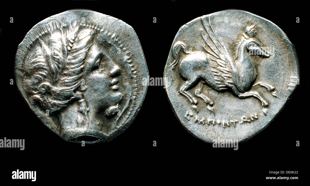Dracma griega de Emporion. Anverso: Cabeza de Perséfone. Inversa: Pegasus, tercer ciento. BC. Artista: Numismática monedas antiguas Foto de stock