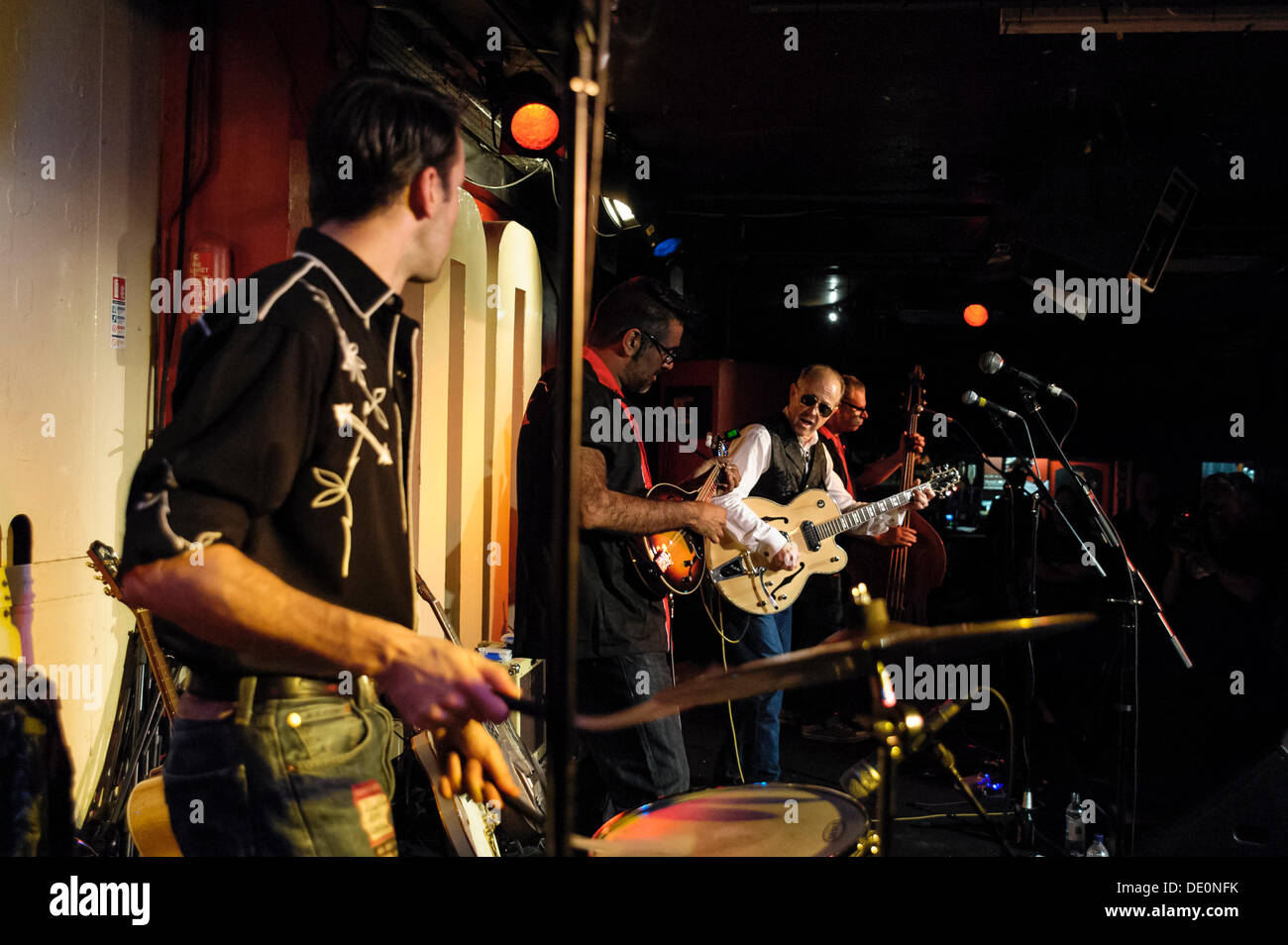 Londres, Reino Unido. El 9 de septiembre de 2013. Los Hermanos Dodge reproduce el 100 Club el 09/09/2013 en el 100 Club de Londres. La banda fueron el lanzamiento de su tercer álbum la puesta de sol, que fue grabado durante dos noches en el legendario Sun Studio, Memphis, Tennessee, el lugar de nacimiento de rock'n'roll. Los Hermanos Dodge se componen de: MIKE HAMMOND (voz, guitarra), ALY HIRJI (guitarra, mandolina), Mark Kermode (contrabajo, armónica) y AL HAMMOND (tambores, lavar). Foto por Julie Edwards/Alamy Live News Foto de stock