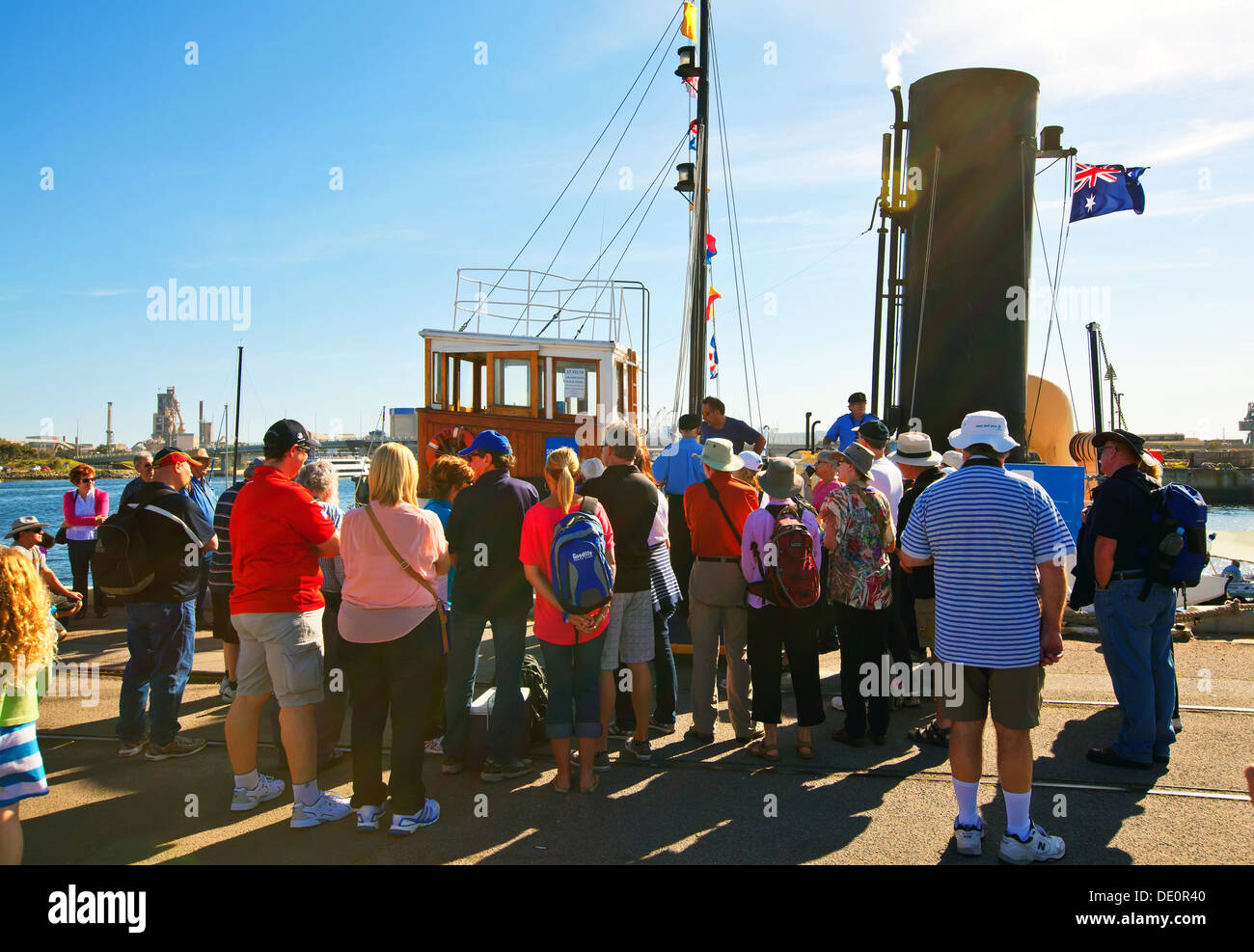 Las personas que reciben instrucción de un remolcador y la tripulación antes de embarcar para ver la salida de la Tall Ships holandés desde Port Adelaide Foto de stock