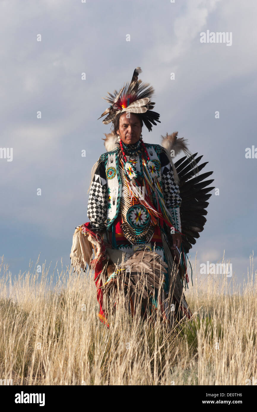 Native American hombre vestido con traje tradicional de Cheyenne Foto de stock