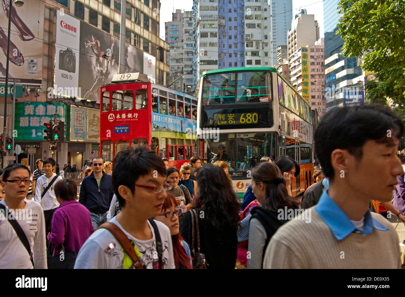 Escenario público durante la hora punta, en las estrechas calles de tiendas en el distrito Central, Hong Kong Foto de stock