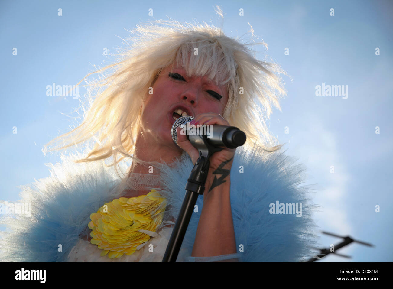 Mieze Katz, frontwoman de MIA, interpretando en vivo en los tejados durante el Festival 2012, Berlín Foto de stock