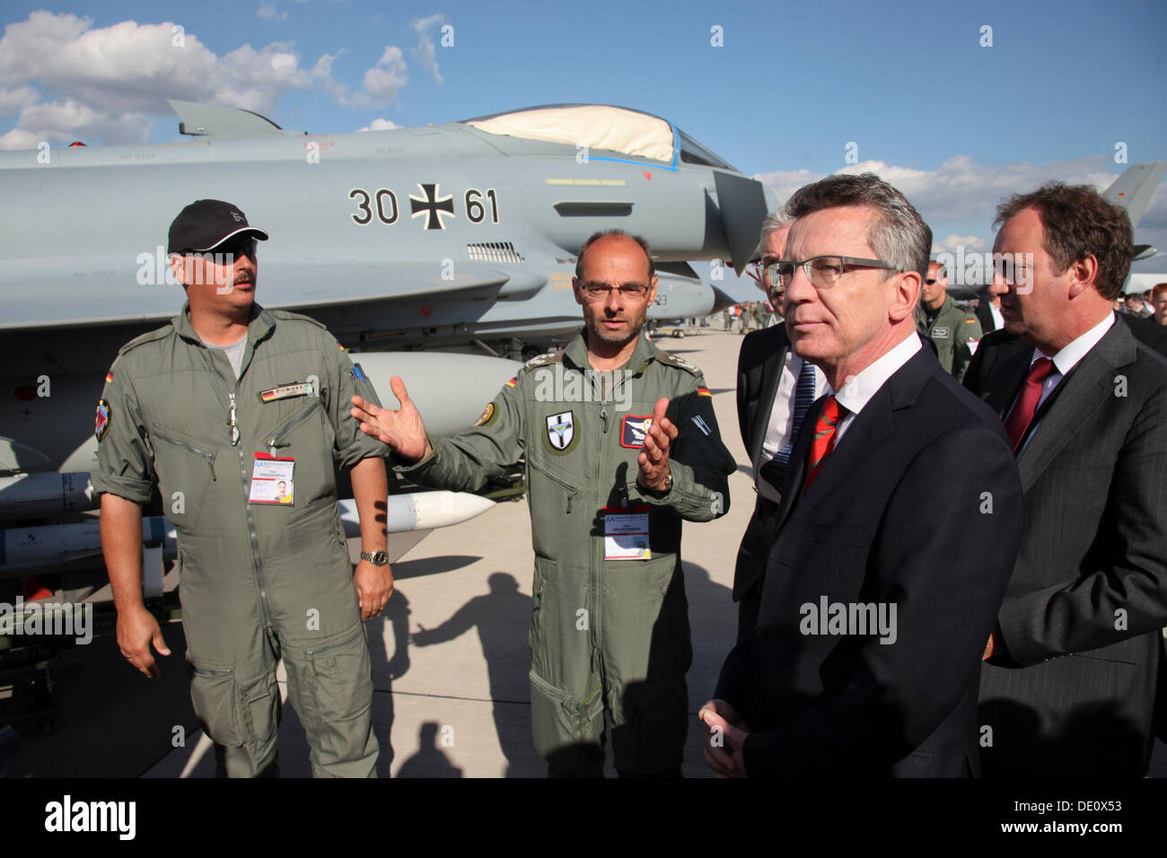 El Ministro de Defensa alemán Thomas de Maiziere hablando con soldados alemanes, ILA Berlin Air Show, Berlín Foto de stock
