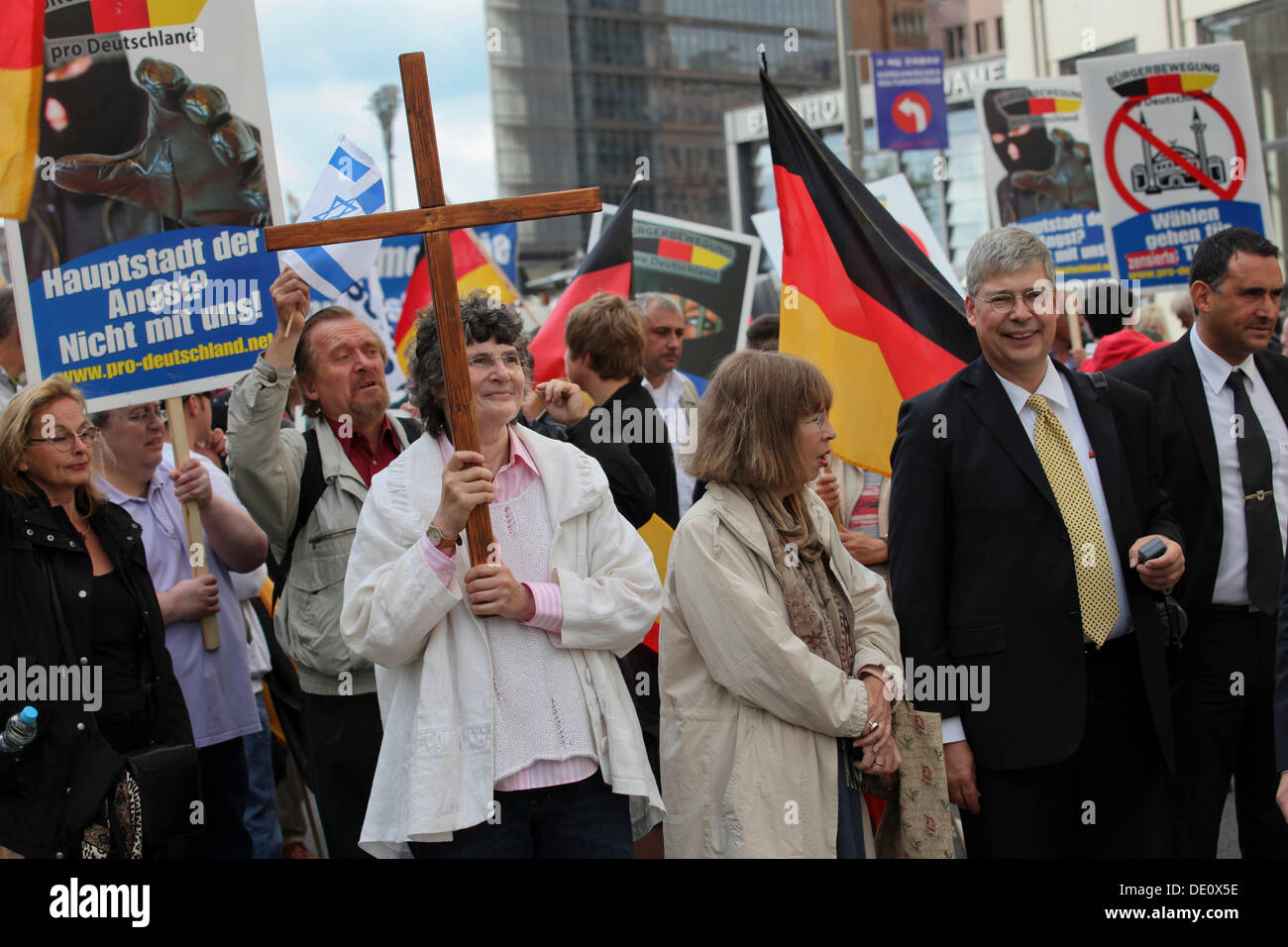 De derecha a izquierda: Lars Seidensticker, látigo federal y Manfred Rouhs, presidente federal de Alemania Pro el Movimiento Ciudadano, Foto de stock