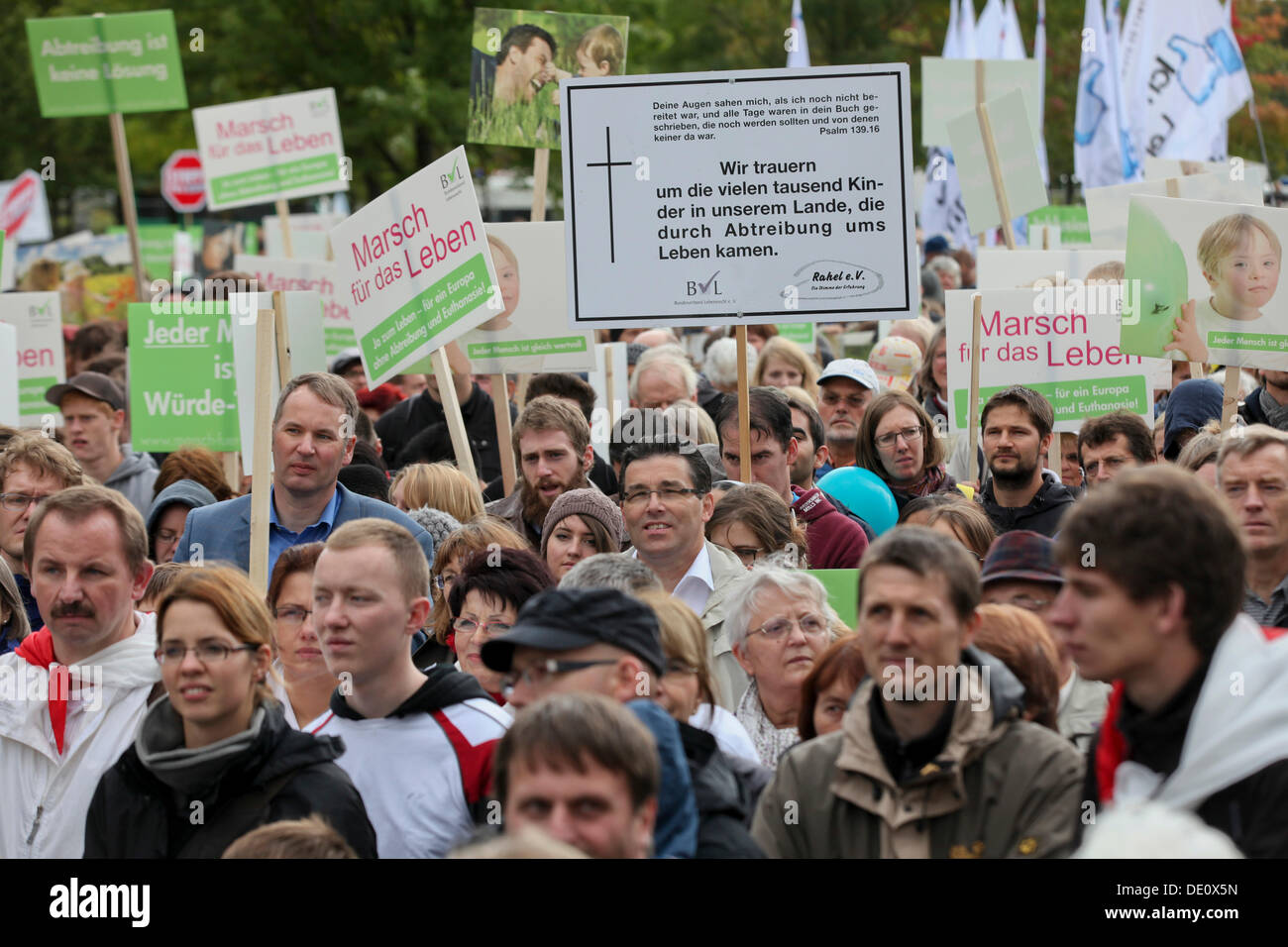 Anti-abortistas tomar parte en una protesta en contra del aborto, organizada por el Bundesverband Lebensrecht asociación federal Foto de stock