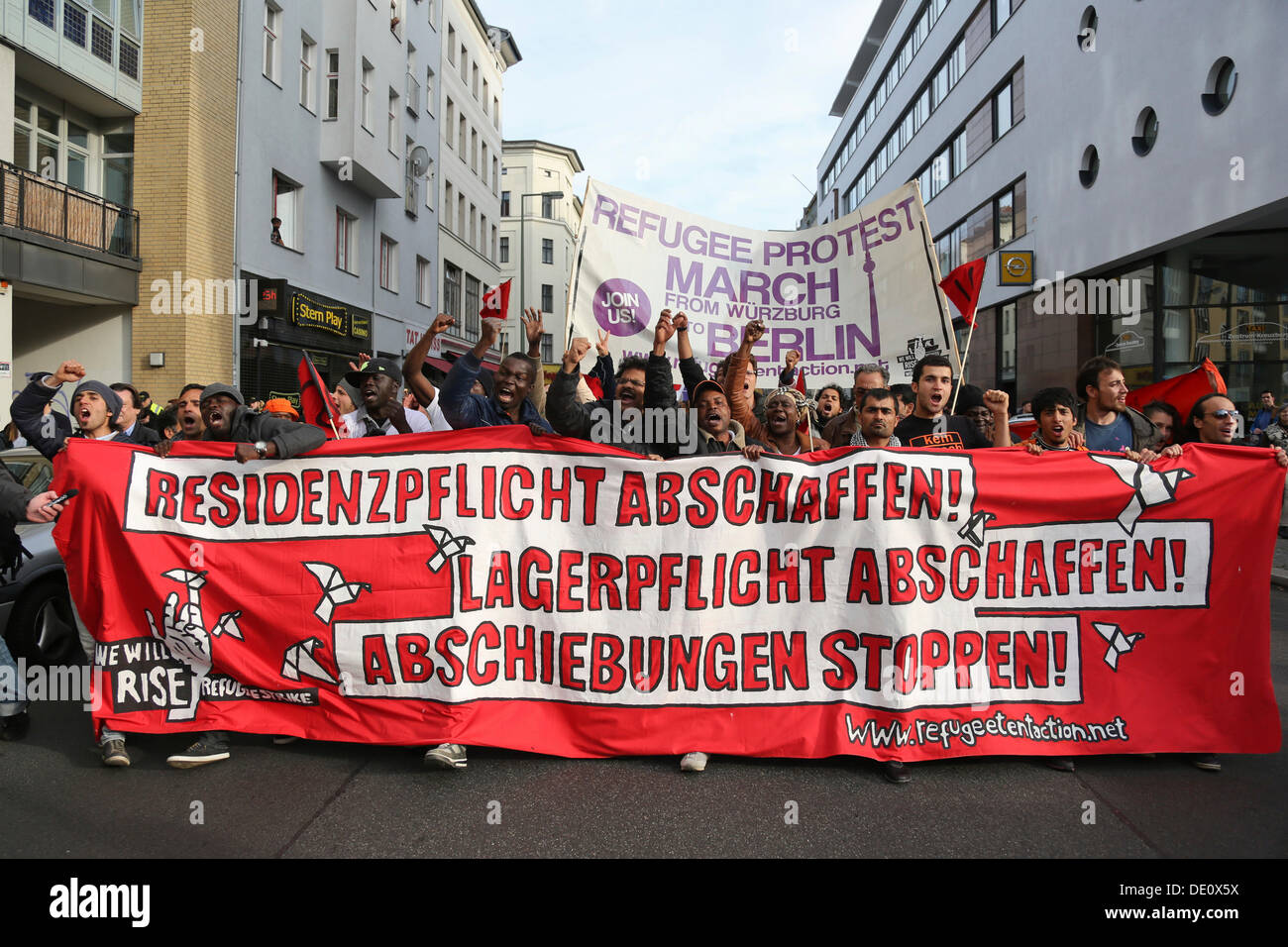 La protesta de los refugiados en Berlín, varios miles de personas uniéndose a la marcha del Reichstag, exigiendo el derecho de estancia, un fin Foto de stock