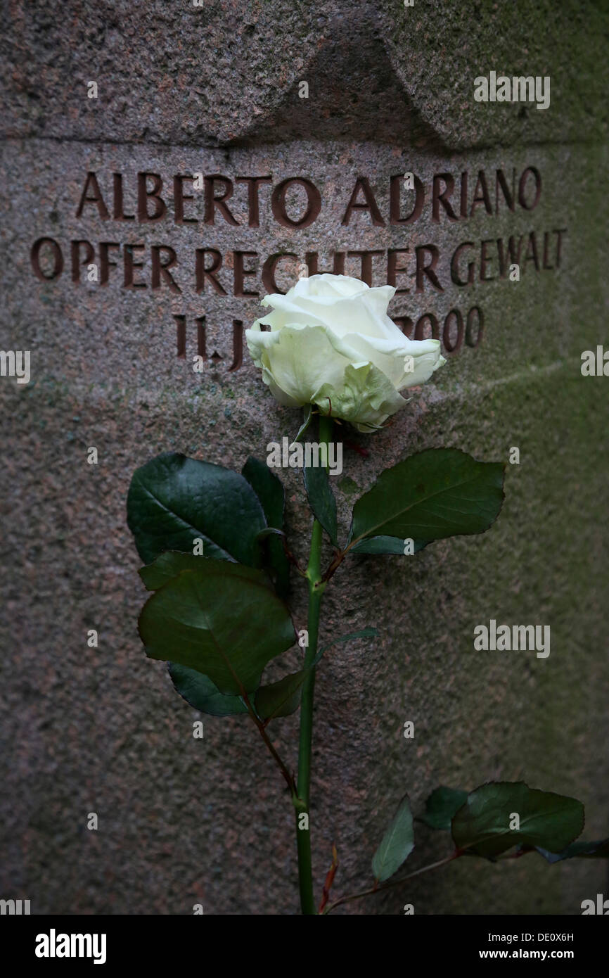 Monumento a Alberto Adriano de Mozambique, quien fue asesinado por los nazis en junio de 2000, al parque de la ciudad de Dessau Foto de stock