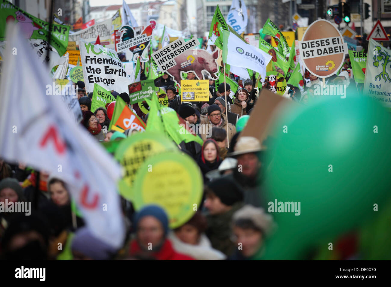 Los ecologistas, los agricultores y los consumidores protestando con el lema "Ya estamos hartos! Para una política agrícola diferente', Foto de stock