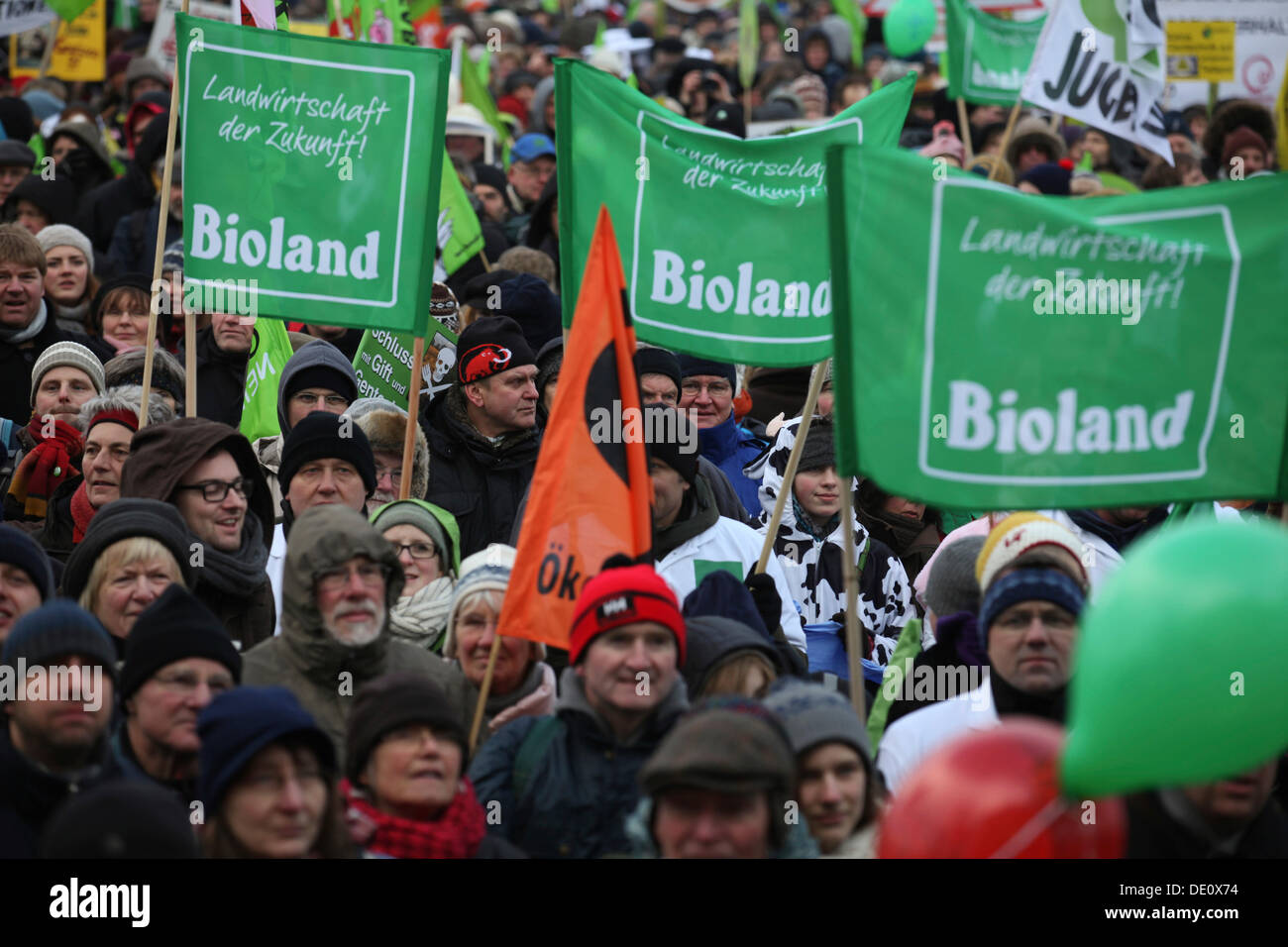 Los ecologistas, los agricultores y los consumidores protestando con el lema "Ya estamos hartos! Para una política agrícola diferente', Foto de stock