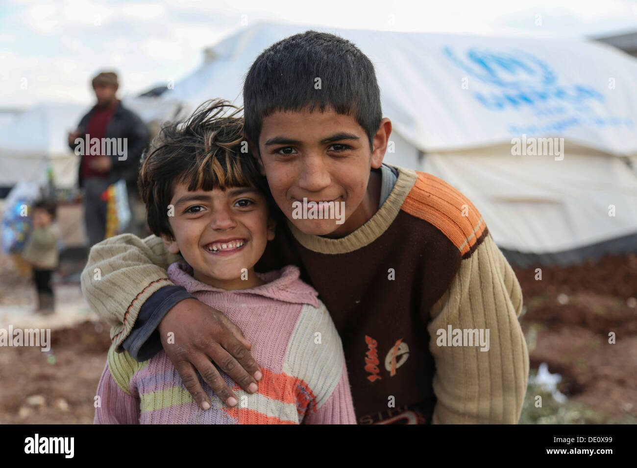 Un grupo de niños en un campamento para refugiados sirios de la guerra civil cerca de la frontera turca Foto de stock
