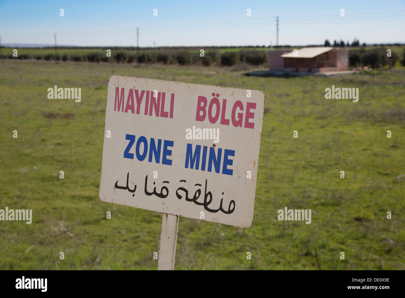 Un signo de advertencia de minas terrestres en la frontera Syrian-Turkish Foto de stock