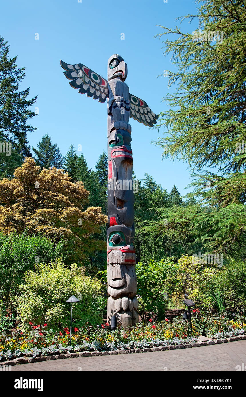 Tótem aborigen se encuentra en los Jardines Butchart. Foto de stock