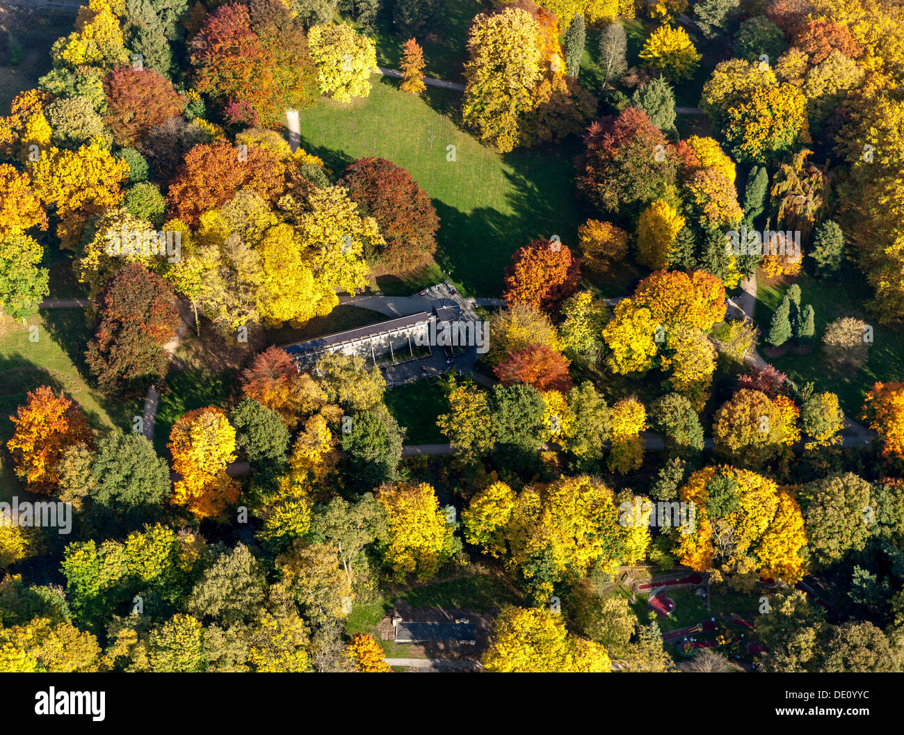 Vista aérea, Salinas, sal de la torre de graduación, Kurpark Hamm, spa park, en otoño, Hamm, área de Ruhr, Renania del Norte-Westfalia Foto de stock