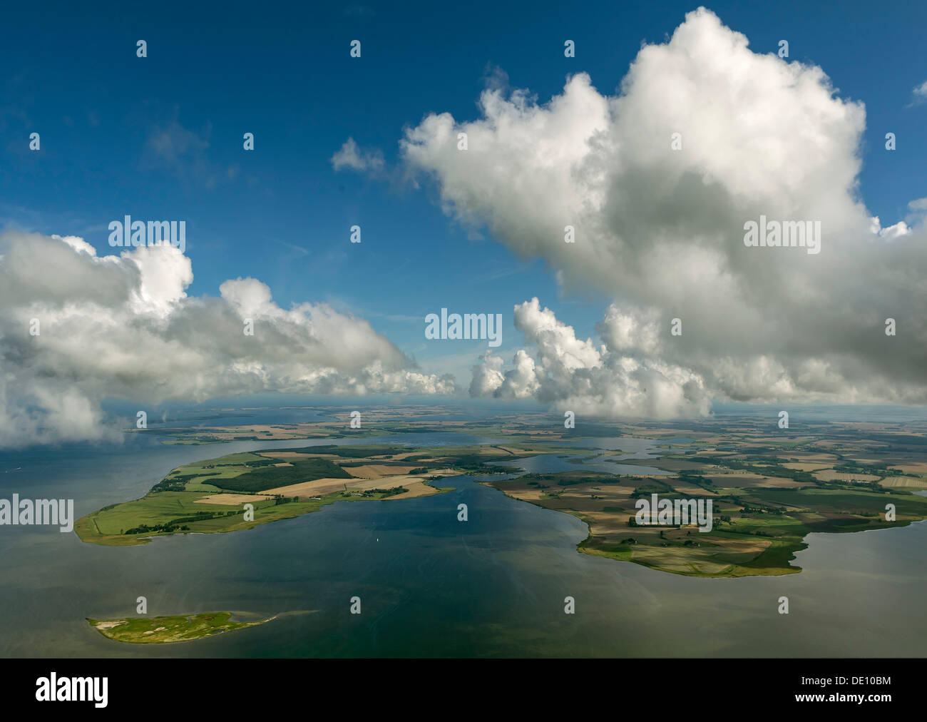 Vista aérea, nubes, vista a través de las islas de Ummanz Heuwiese und Freesenort Foto de stock