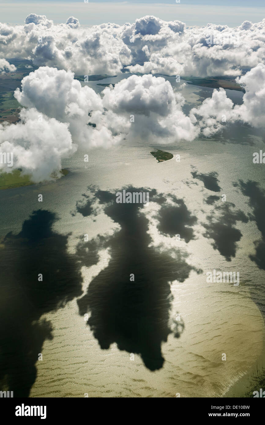 Vista aérea de la nube, sombras, nubes cerca Klausdorf en la isla de Ruegen Foto de stock