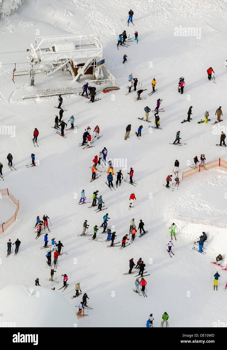 Vista aérea, los esquiadores en el remonte Foto de stock