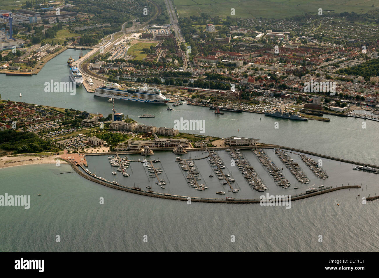 Vista aérea, Hohe Duene marina, Hanse Sail Rostock Foto de stock