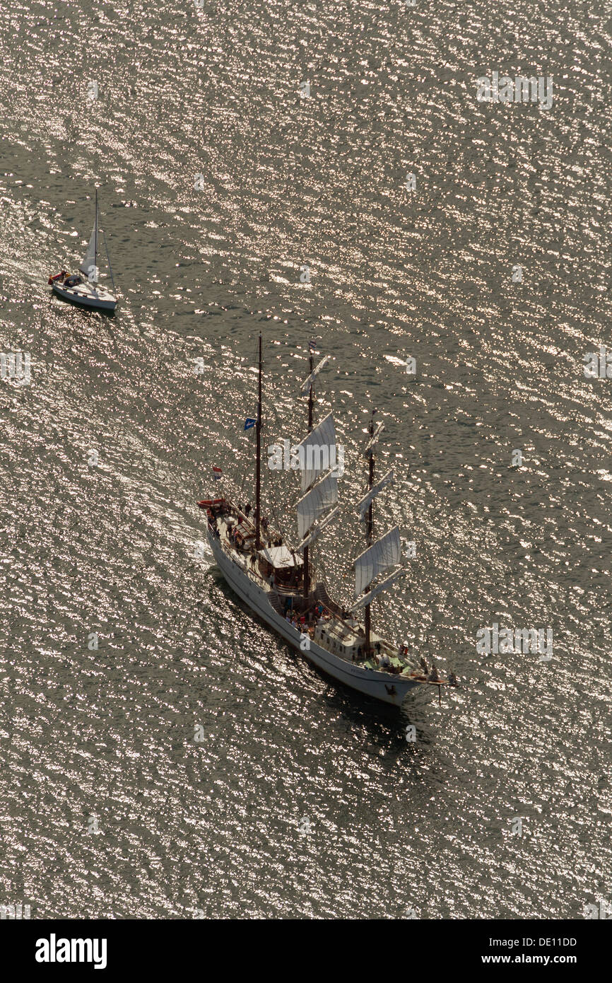 Vista aérea, veleros durante la Hanse Sail Rostock Foto de stock