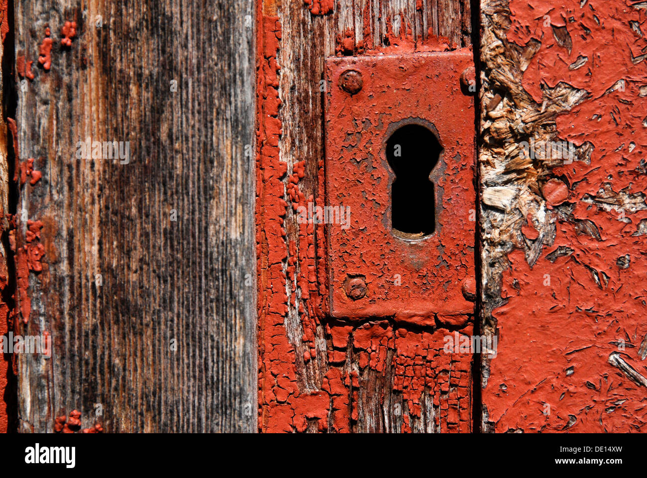 Cerradura antigua, cerradura en una puerta de madera desgastada con  fragmentos de pintura roja Fotografía de stock - Alamy