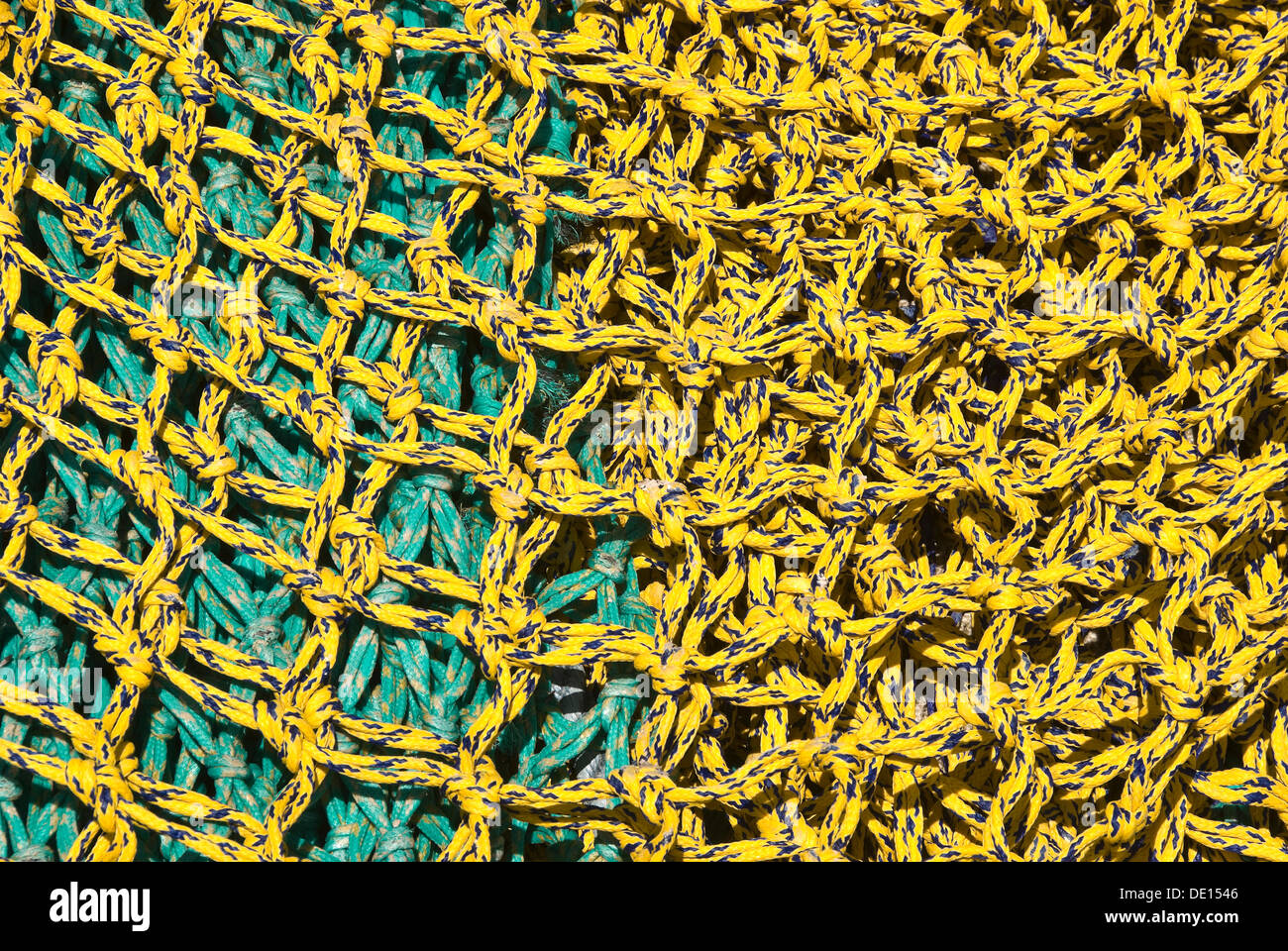 Colorido redes de pesca en el puerto pesquero de Hvide Sande, de Jutlandia, Dinamarca, Europa Foto de stock