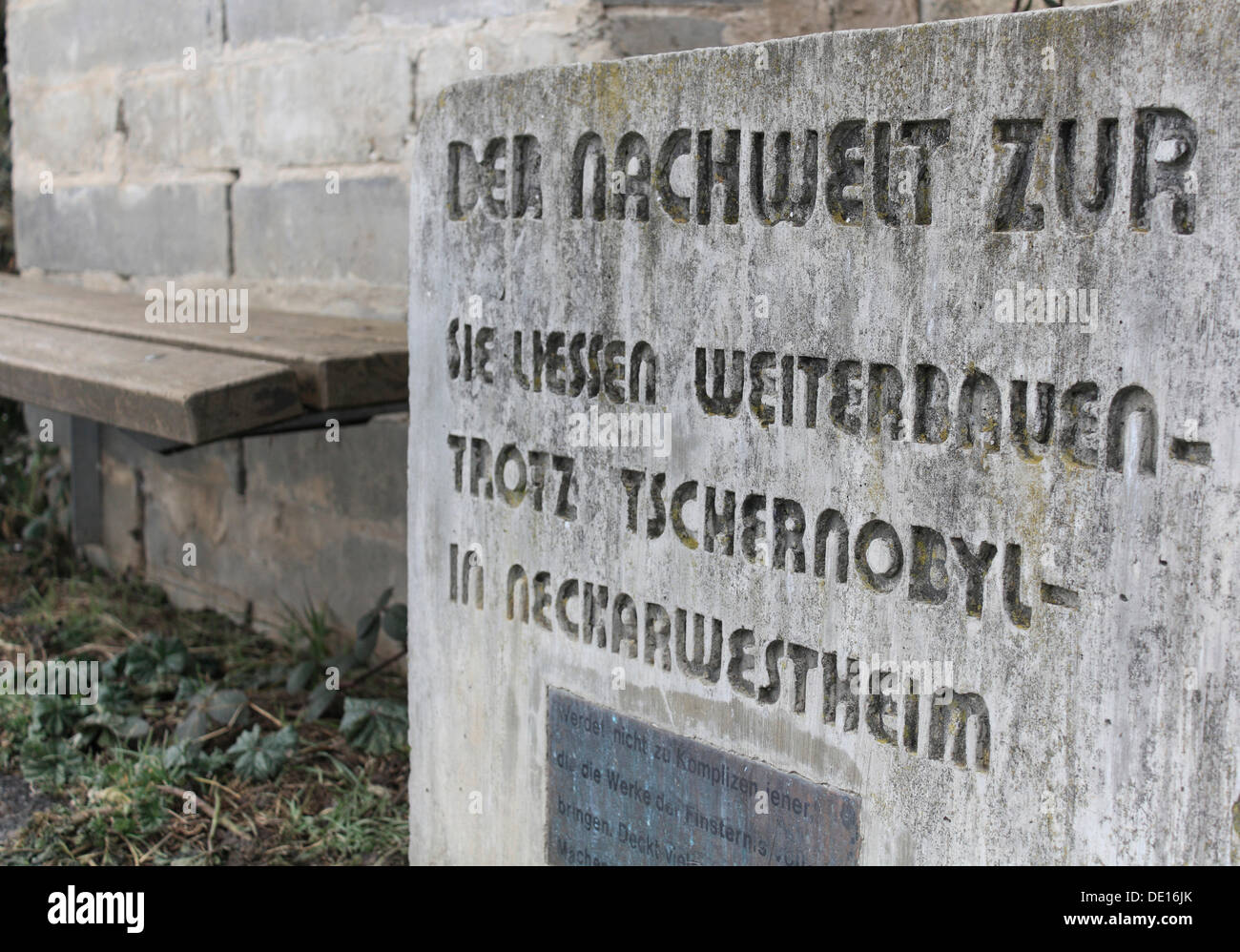 Monumento de piedra para la construcción del plan de energía nuclear Neckarwestheim, Baden-Wuerttemberg Foto de stock