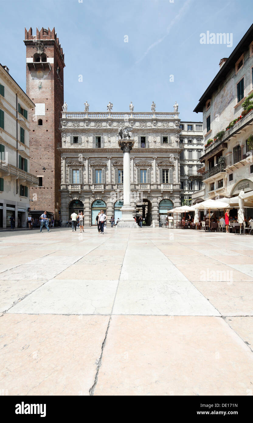 El Palazzo Maffei y Torre del Gardello detrás de una columna de Venecia con el león de San Marcos, la Piazza delle Erbe, Verona, Véneto Foto de stock