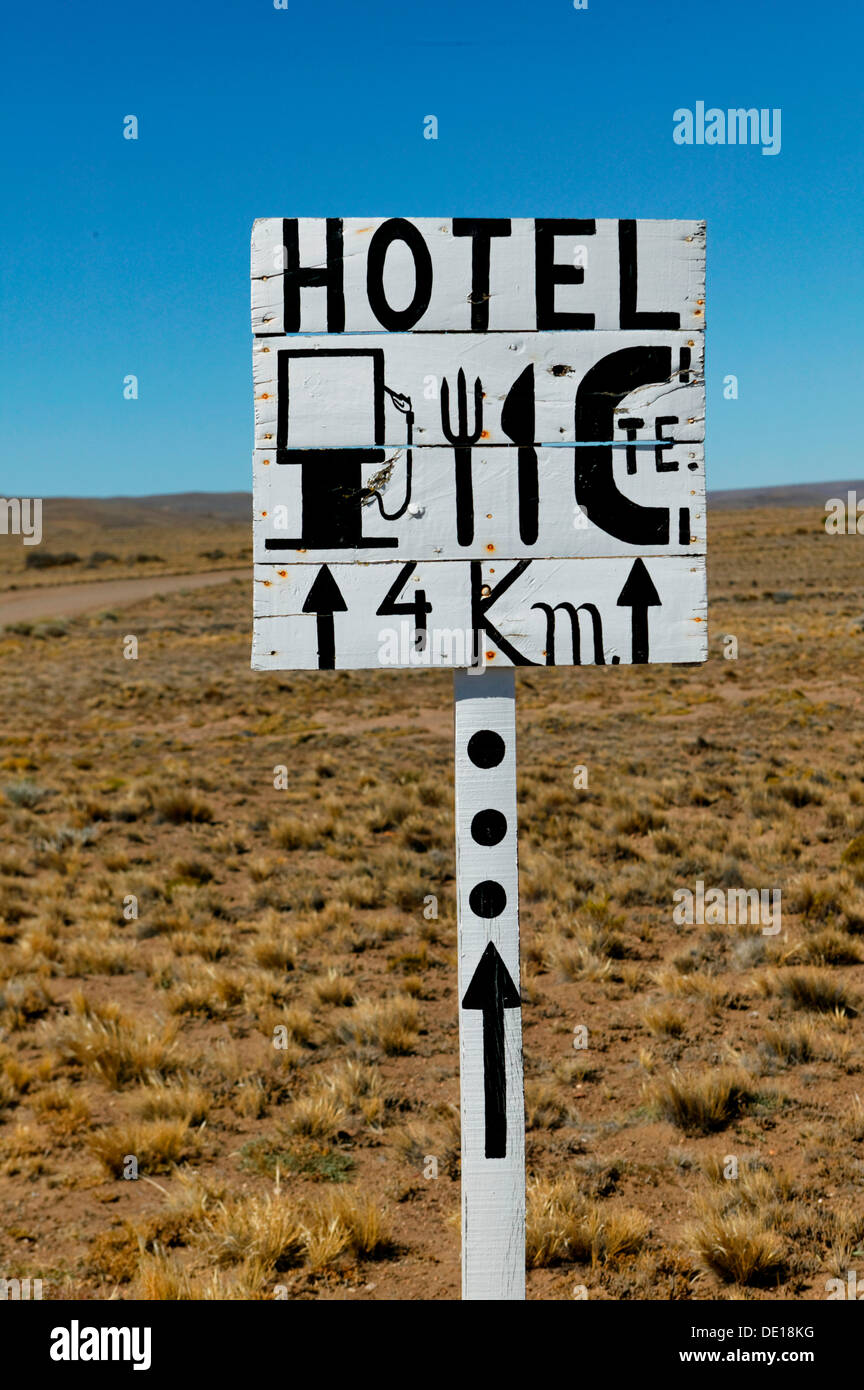 Señal en Carretera, próximo hotel en 4 km, provincia de Santa Cruz, Patagonia Argentina, Sudamérica Foto de stock