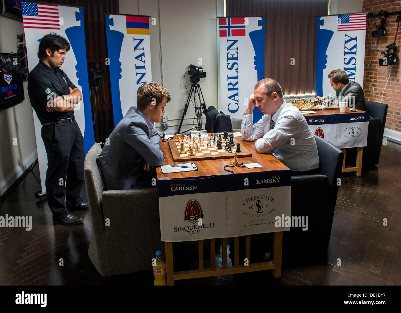 St Louis, Missouri, .. 09Sep, 2013. Grandmaster Hikaru Nakamura de los  . (izquierda) hace una pausa en su camino de regreso a la mesa para  continuar su partido en la Copa Sinquefield
