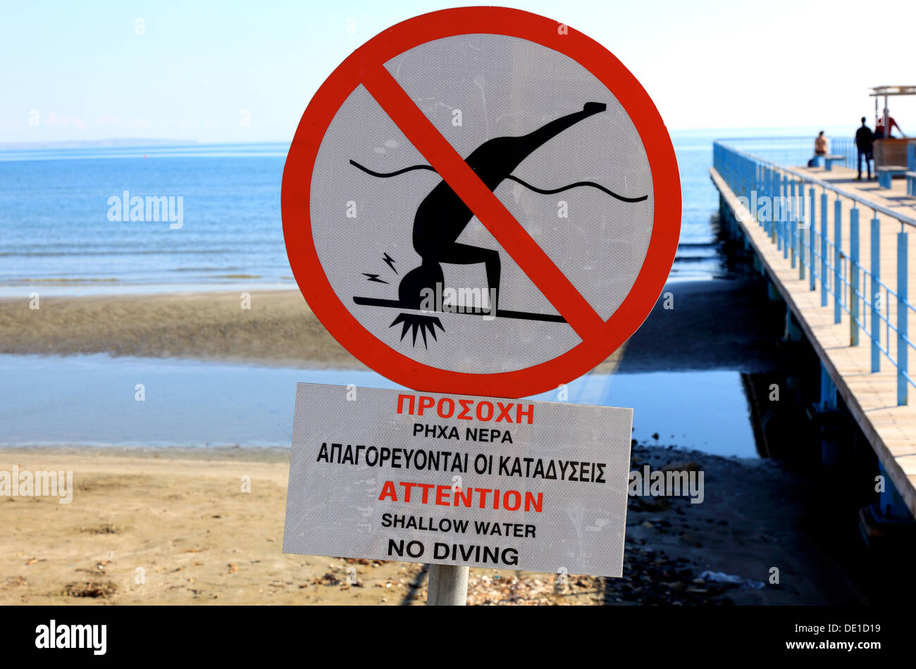 Saltar a Chipre, playa, mar, signo de prohibición, boca abajo en el agua está prohibida Foto de stock