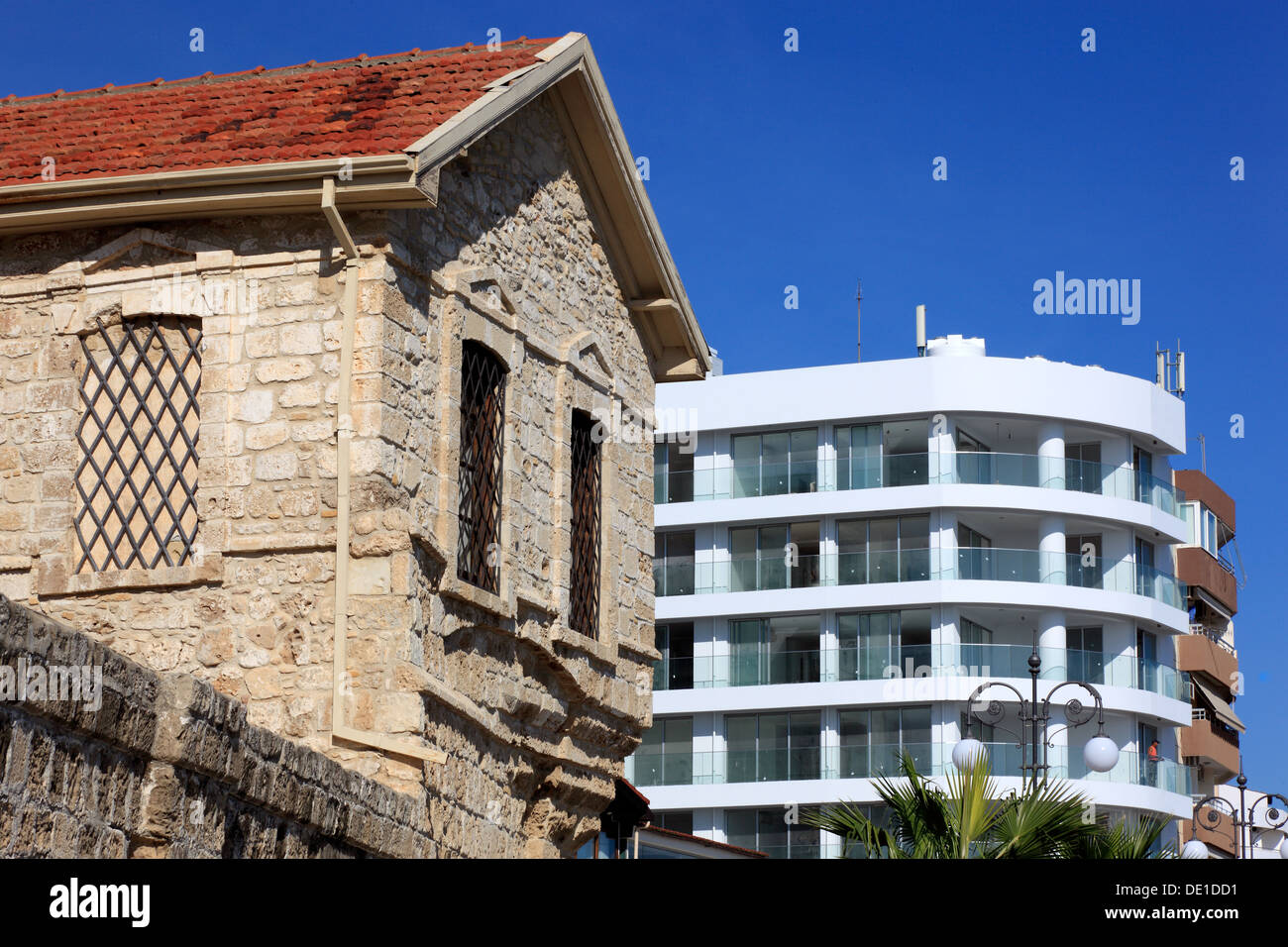 Chipre, Larnaca, Larnaca, en el centro histórico, La Fortaleza turca, Turkish fort, construido en 1625, el Hotel im Hintergrund Foto de stock