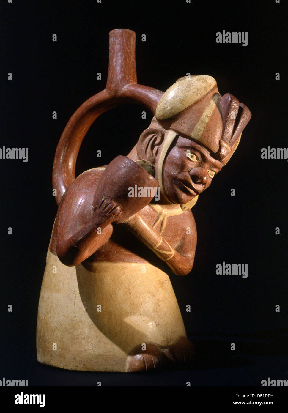 Estribo-spouted jar retrato Mochica representando una noble derramando agua o chicha cerveza, probablemente como una libación asociados con rituales de fertilidad. Foto de stock